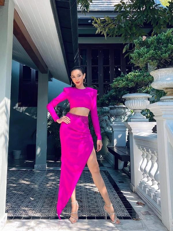 Tuy nhiên, đến khi soi lại thiết kế gốc thì dân tình mới bất ngờ. Theo NTK Tăng Thành Công hé lộ: Thùy Tiên đã mặc ngược váy từ trước ra sau.