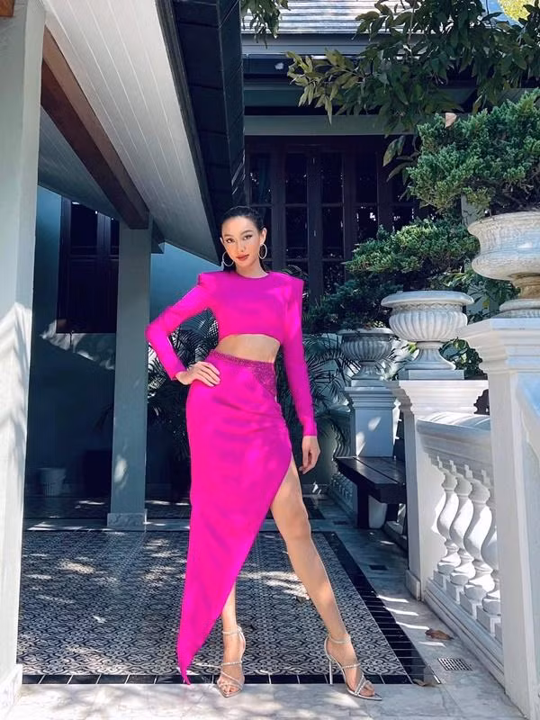 Tuy nhiên, đến khi soi lại thiết kế gốc thì dân tình mới bất ngờ. Theo NTK Tăng Thành Công hé lộ: Thùy Tiên đã mặc ngược váy từ trước ra sau.