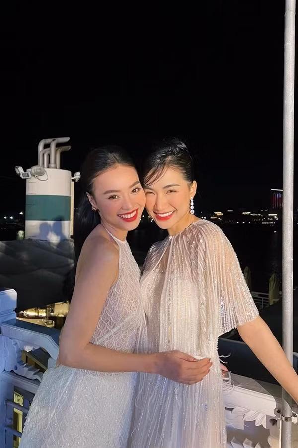 Tuy nhiên, so với sáng tạo gốc của NTK Lê Thanh Hòa thì Hòa Minzy đã mặc ngược phần vạt này. Chi tiết vạt xẻ vốn là ở phía sau nhưng Hòa Minzy đã mặc nhầm ra phía trước.