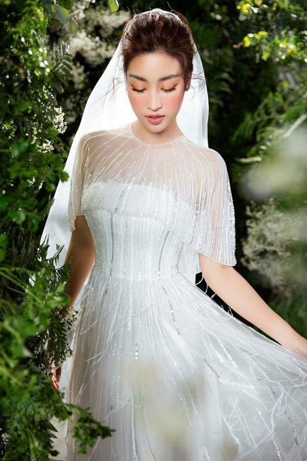 Tuy mặc ngược nhưng bộ cánh của Hòa Minzy vẫn không hề bất hợp lý. NTK Lê Thanh Hòa còn dành lời khen vì cô đã mang luồng gió mới đến với thiết kế gốc.