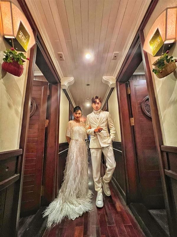 Hòa Minzy cũng từng mặc ngược váy "tưởng vô lý nhưng lại rất hợp lý". Cụ thể, khi tham dự sự kiện, nữ ca sĩ diện mẫu váy mang tông màu trắng, đính lông vũ mong manh, nữ tính. Váy có thêm phần vạt choàng bên ngoài giúp tăng cảm giác quý phái, sang trọng cho người diện.