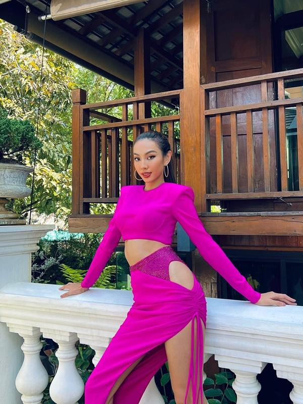 br/> Mỗi khi xuất hiện trước công chúng, các sao Việt đều vô cùng chú trọng đến style, ăn vận để có được hình ảnh hoàn hảo nhất. Tuy nhiên, cũng vì công việc bận rộn mà đôi khi họ có thể mắc phải những sai lầm đáng tiếc, điển hình như việc mặc đồ ngược. Không ít mỹ nhân Vbiz từng mắc lỗi mặc đồ ngược nhưng người vẫn thần thái bất chấp, người lại tẽn tò xấu hổ. Hoa hậu Nguyễn Thúc Thùy Tiên hiện vẫn đang ở Thái Lan để tham dự những sự kiện bên lề hậu Miss Grand. Trong hình ảnh mới đây, cô tiếp tục khoe vóc dáng nóng bỏng trong mẫu váy xẻ cao.