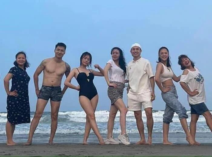 Bởi vậy khi lên phim, không ít lần dân tình phải "tá hỏa" vì nữ diễn viên trở nên phát tướng, khi mặc đồ cũng kém đẹp hơn đôi chút vì lộ nhiều khuyết điểm. Diễn viên Phương Oanh bị soi chân "cột đình" trong một bức ảnh đi biển với các diễn viên