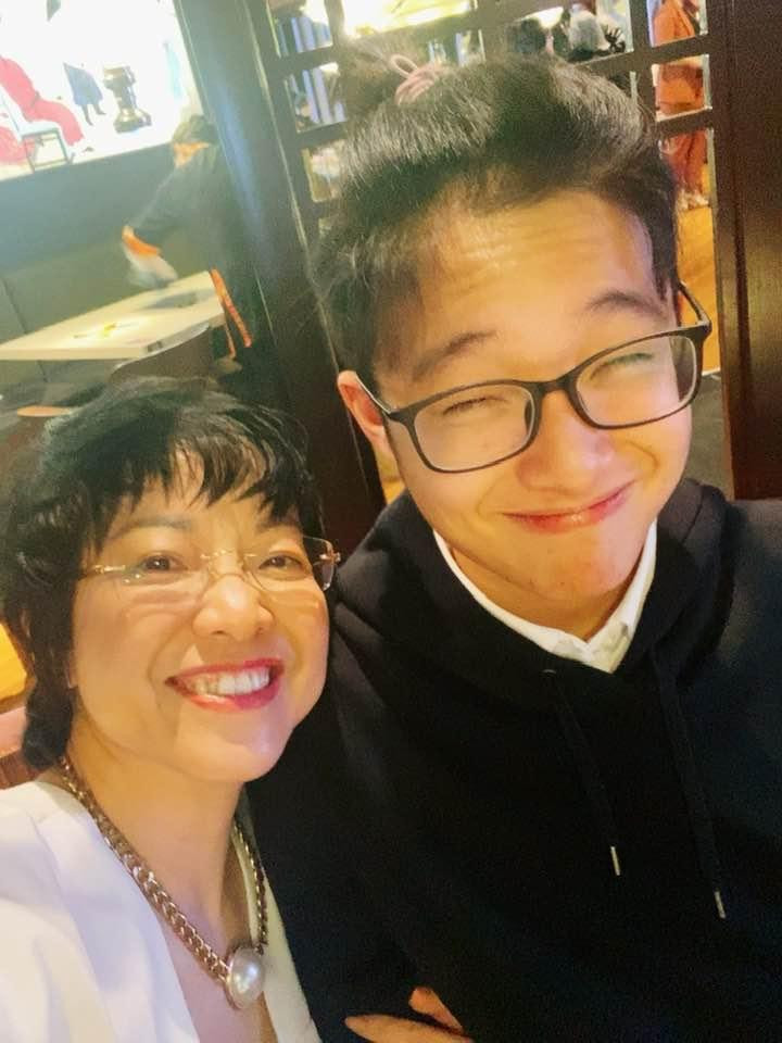 Trước thắc mắc của mọi người, Thảo Vân đã nhanh chóng đưa lời giải đáp. Xác nhận đó là bạn gái của Gia Bảo, MC nhà đài cũng dành lời khen cho ngoại hình của "con dâu tương lai".