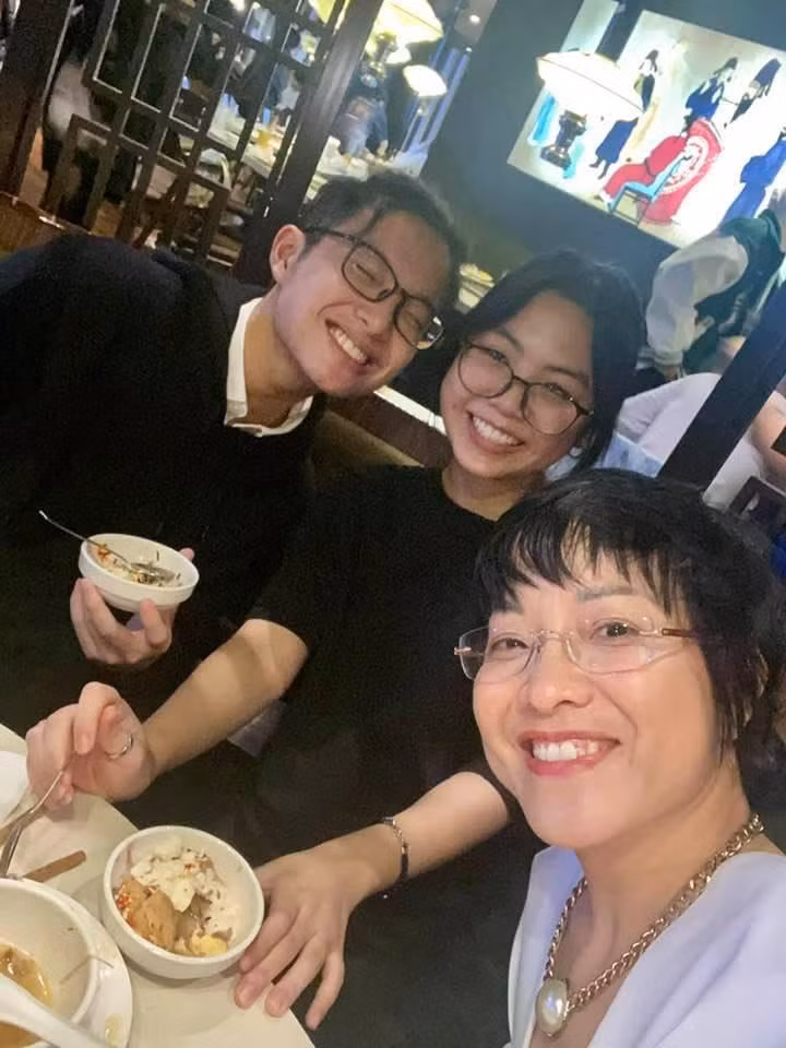 Đoạn hội thoại vui vẻ, cởi mở của vợ cũ Công Lý thu hút sự chú ý. Ai cũng cho rằng nữ MC rất tâm lý và thấu hiểu con trai, như một người bạn đồng hành cùng con trong cuộc sống.