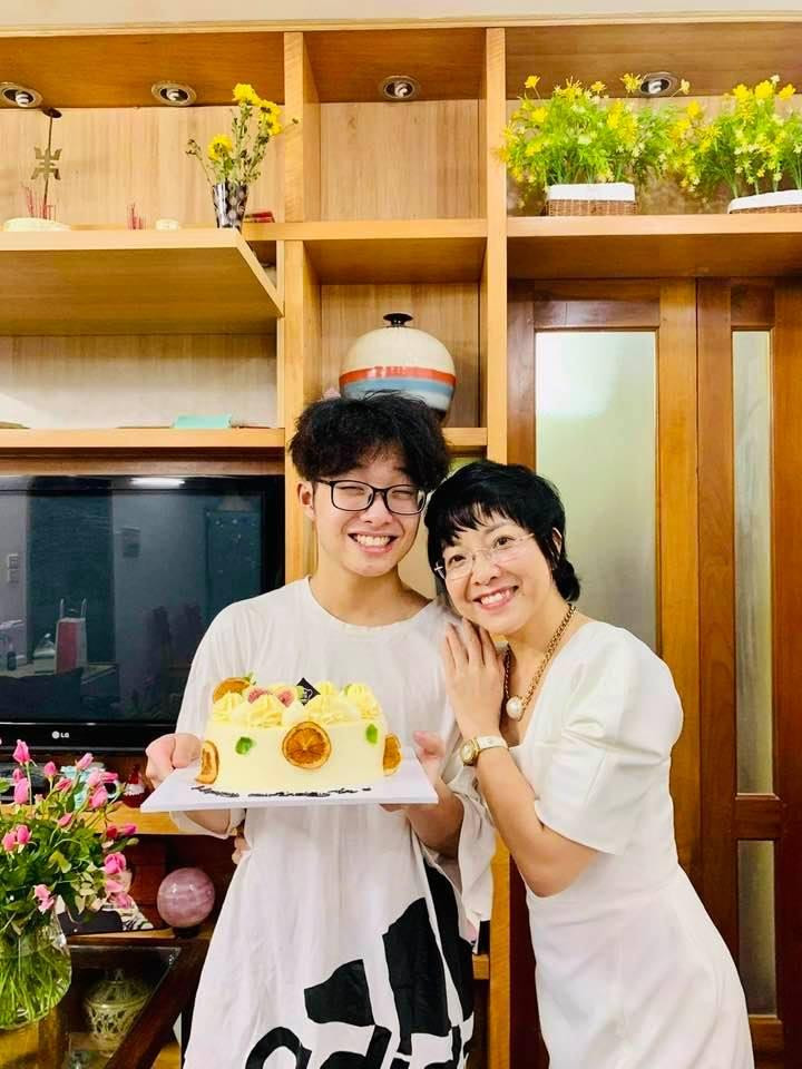 Hôm qua (24/10), Gia Bảo mừng sinh nhật tuổi mới. Cho tới mới đây, Thảo Vân chia sẻ loạt ảnh trong bữa tiệc sinh nhật con trai.