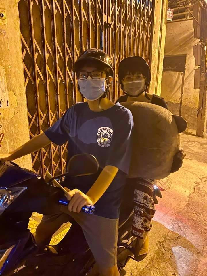 Bông đùa rất tủi thân khi làm "shipper" nhưng vợ cũ Công Lý lại thấy rất hãnh diện vì được con trai tin tưởng trao cho nhiệm vụ này. Trò chuyện với mọi người, Thảo Vân cho biết rất vui khi được gần gũi, đồng hành cùng con. Là một người mẹ, nữ MC luôn sẵn sàng hỗ trợ con, chỉ cần như vậy đã thấy ấm áp, không gì có thể đong đếm được.