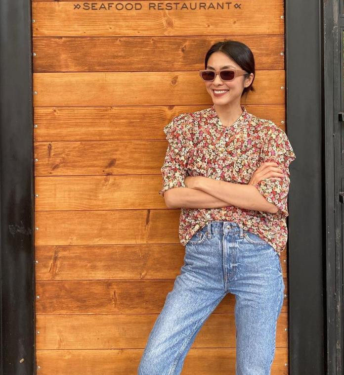 Cùng 1 background quen thuộc vậy nhưng trước đây cô thường chỉ xuất hiện với outfit thoải mái, kín đáo và rộng rãi. Tuy nhiên sự trẻ trung vẫn được giữ nguyên.