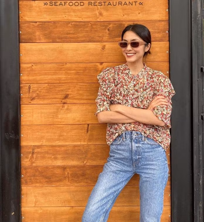 Cùng 1 background quen thuộc vậy nhưng trước đây cô thường chỉ xuất hiện với outfit thoải mái, kín đáo và rộng rãi. Tuy nhiên sự trẻ trung vẫn được giữ nguyên.