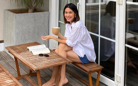 Món đồ "hở" nhất mà người ta thấy Hà Tăng trưng diện đời thường, có chăng là quần short rộng. Song họa hoằn lắm may ra mới được thấy cô mặc item này...