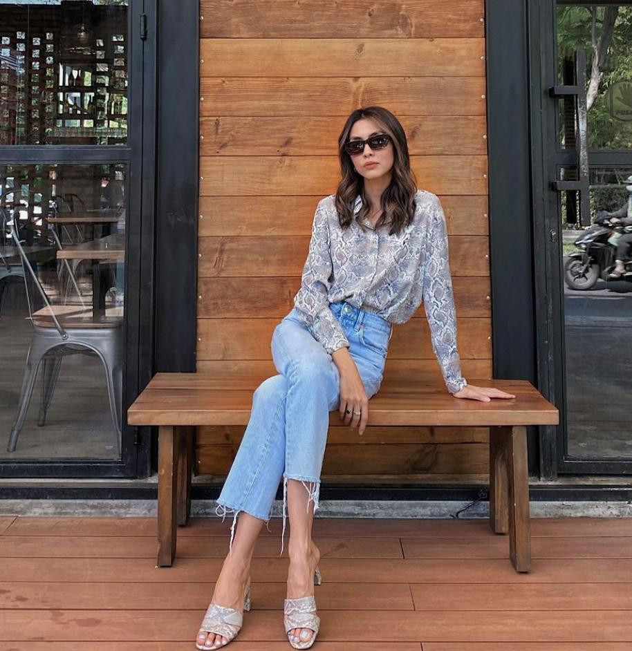 Những bức hình chụp #OOTD của cô thường chỉ gắn liền với trang phục kín đáo, đơn giản. Thay vì chạy theo xu hướng phô bày da thịt như nhiều mỹ nhân Vbiz, combo yêu thích nhất của Hà Tăng chỉ là váy dài, jeans + sơ mi hoặc áo phông. Trừ khi mặc đồ bơi, đã rất lâu rồi dân tình không được thấy mẹ 2 con ăn diện táo bạo, nhất là khoe vòng 1 lại càng không. Bởi vậy khoảnh khắc hiếm hoi này của Hà Tăng gây chú ý cũng là điều dễ hiểu.