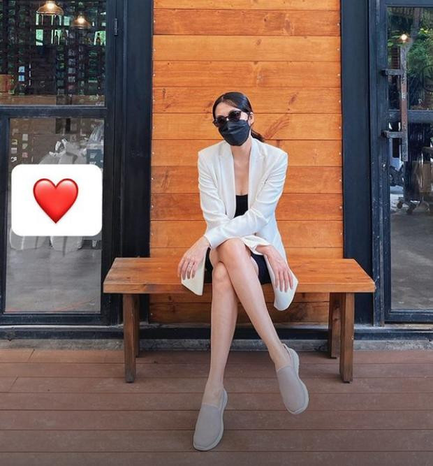 br/> Tăng Thanh Hà chia sẻ khoảnh khắc khoe dáng nuột tại địa điểm chụp ảnh quen thuộc bao lâu nay, đó là quán ăn do chính cô làm chủ. Ngoài cầu thang trắng ở nhà riêng thì nơi này được Hà Tăng ưu ái chọn là background sống ảo hơn cả. Đáng chú ý, không còn kín bưng như trước kia, lần này Hà Tăng mạnh dạn lên đồ cực "cháy". Diện blazer với áo ôm sát trễ nải, người đẹp trưng trổ được vòng 1 căng đầy lấp ló.