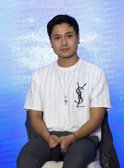 Ở hiện tại, Thanh Sơn đã lột xác hoàn toàn: giảm cân, gương mặt Vline hơn, phong cách ăn mặc chững chạc, trưởng thành hơn. Ngoài ra, khán giả còn phát hiện ra một điểm lạ chính là sống mũi của Thanh Sơn có phần cao và thẳng hơn so với trước kia. Điều này khiến anh vướng nghi vấn can thiệp thẩm mỹ nhưng điều này cũng chẳng có gì là lạ đối với một diễn viên với mong muốn lên hình đẹp hơn trước mắt công chúng.