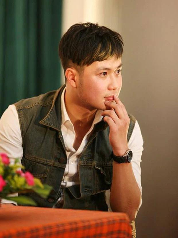 Thế nhưng loạt ảnh quá khứ của Thanh Sơn trông lại khác bọt hẳn. Hóa ra trước khi trở thành soái ca trong mắt chị em, Thanh Sơn cũng từng có thời bị "ngải heo" nhập.