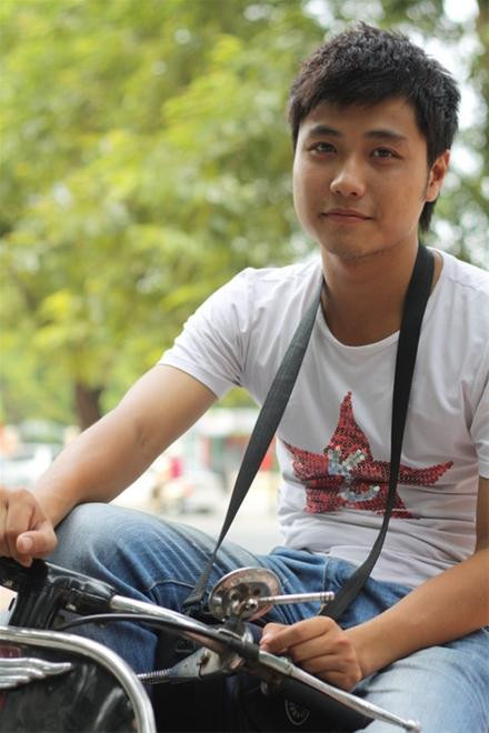 Anh sở hữu thân hình trông có phần mũm mĩm, đặc biệt là gương mặt tròn trịa chứ không góc cạnh như hiện tại.