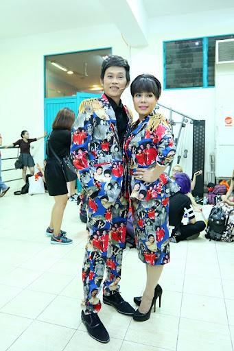 Ngoài những đôi "cà kheo" siêu khủng, danh hài Việt Hương còn chuộng những kiểu giả đánh phồng hoặc búi bới rất cao để ăn gian thêm chiều cao.