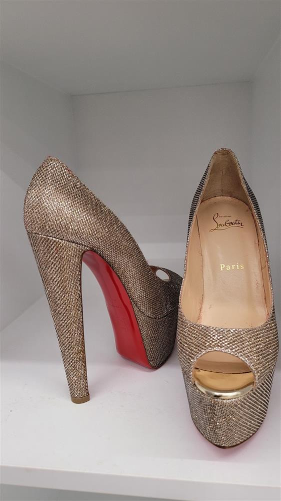 Mới đây, Việt Hương lại khiến cư dân mạng cười bò khi khoe món quà được fan lớn tuổi tặng: "Khán giả cỡ tuổi em (tinh tế) tặng e, đôi giầy. Thương lắm xa xôi mua gởi cho e. Mà tặng đôi giầy như cái ghế hiểu người nhận cao cỡ nào rồi cả nhà hé?". Món quà mà một khán giả phương xa tặng Việt Hương là một đôi giày cao chót vót của Christian Louboutin. Khoan chưa bàn tới giá trị của món quà bởi hãng giày đế đỏ này có mức giá không phải xoàng, fan chỉ cảm thấy buồn cười vì màn so sánh đôi giày cao như chiếc ghế đẩu.