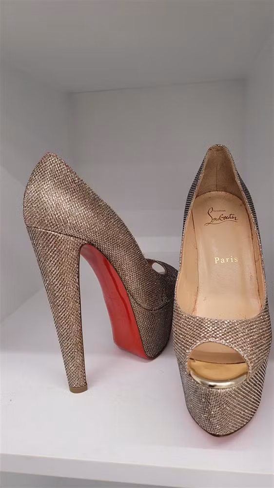 Mới đây, Việt Hương lại khiến cư dân mạng cười bò khi khoe món quà được fan lớn tuổi tặng: "Khán giả cỡ tuổi em (tinh tế) tặng e, đôi giầy. Thương lắm xa xôi mua gởi cho e. Mà tặng đôi giầy như cái ghế hiểu người nhận cao cỡ nào rồi cả nhà hé?". Món quà mà một khán giả phương xa tặng Việt Hương là một đôi giày cao chót vót của Christian Louboutin. Khoan chưa bàn tới giá trị của món quà bởi hãng giày đế đỏ này có mức giá không phải xoàng, fan chỉ cảm thấy buồn cười vì màn so sánh đôi giày cao như chiếc ghế đẩu.