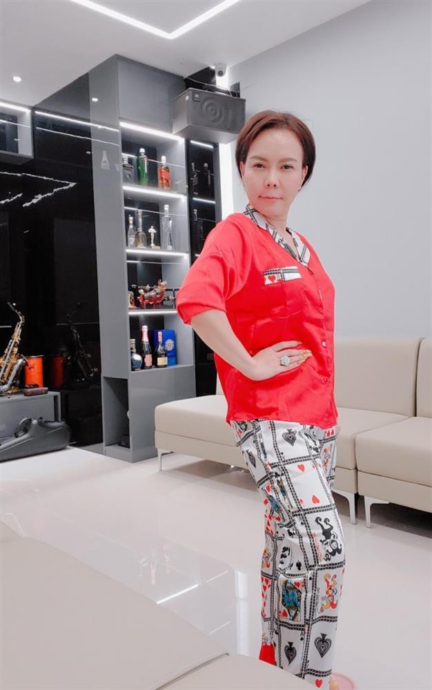 Việt Hương cũng chẳng ngại mà "dìm hàng" bản thân: "Hiểu người nhận cao cỡ nào rồi nha".