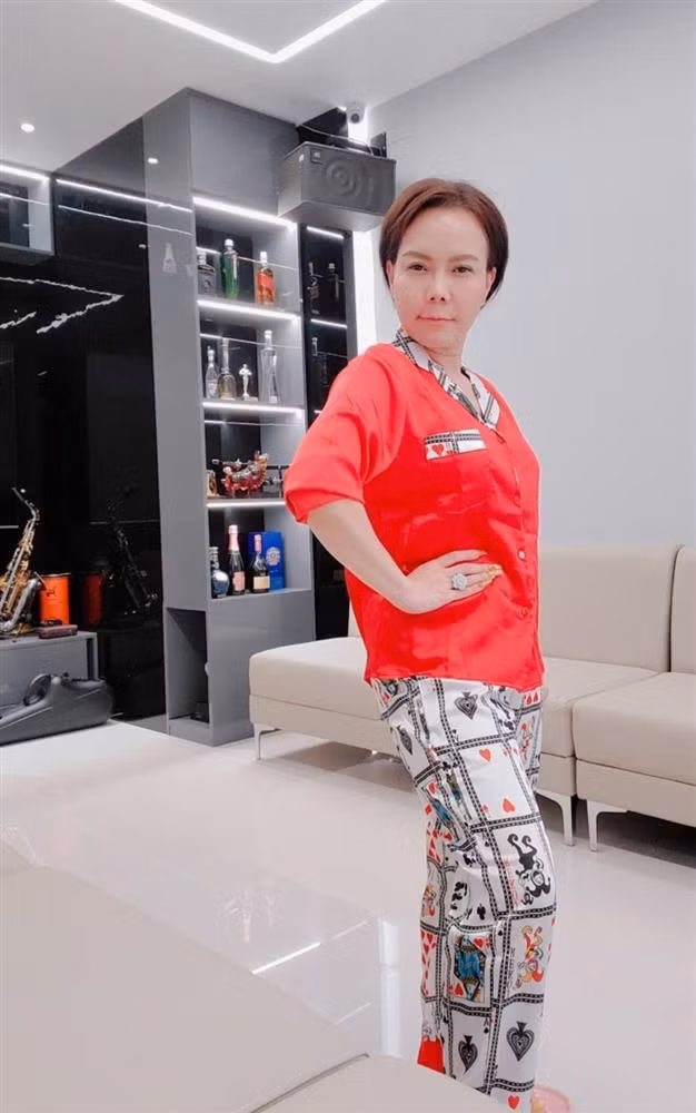 Việt Hương cũng chẳng ngại mà "dìm hàng" bản thân: "Hiểu người nhận cao cỡ nào rồi nha".