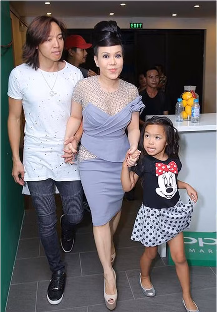 Tuy nhiên, chính Việt Hương cũng thường xuyên biến chiều cao khiêm tốn của mình thành "miếng hài" cực kỳ duyên dáng.