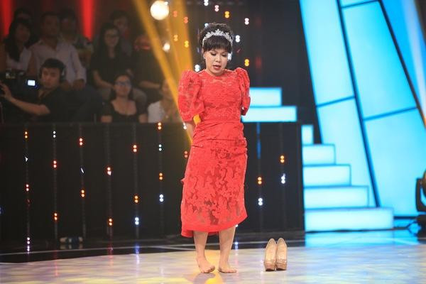 Nhìn đôi giày để kế bên đã cao gần bằng nửa cặp giò của Việt Hương.