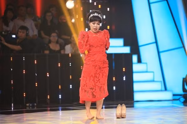 Nhìn đôi giày để kế bên đã cao gần bằng nửa cặp giò của Việt Hương.