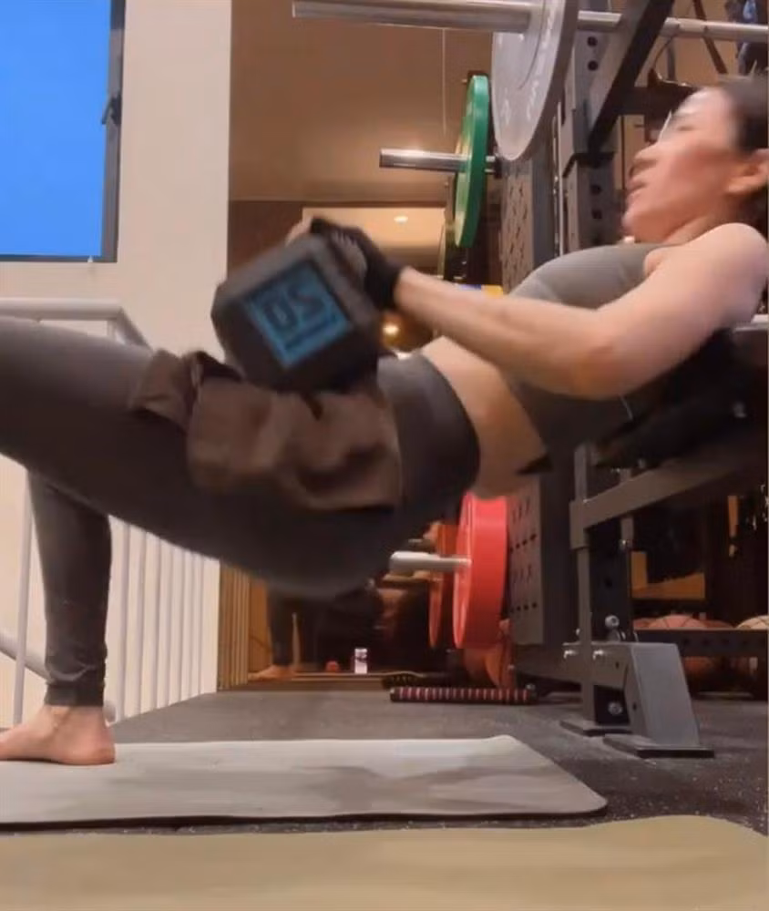 Tạo dáng chụp ảnh mệt quá thôi thì dựa điện thoại vào tường cho nhanh vậy, quay được đến đâu thì quay.