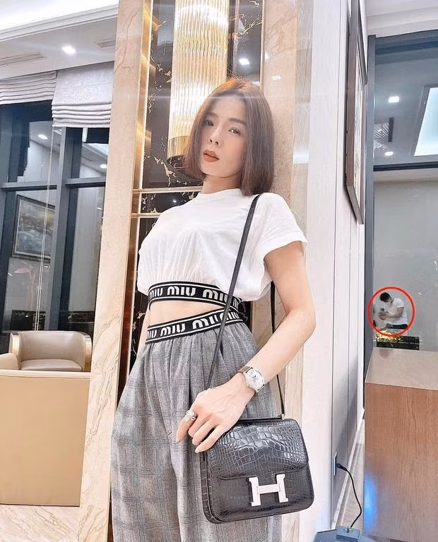 Khi "phi công trẻ" kè kè bên cạnh, ca sĩ Lệ Quyên đi đâu cũng có thể có những bức ảnh "nét căng" đâu ra đấy.