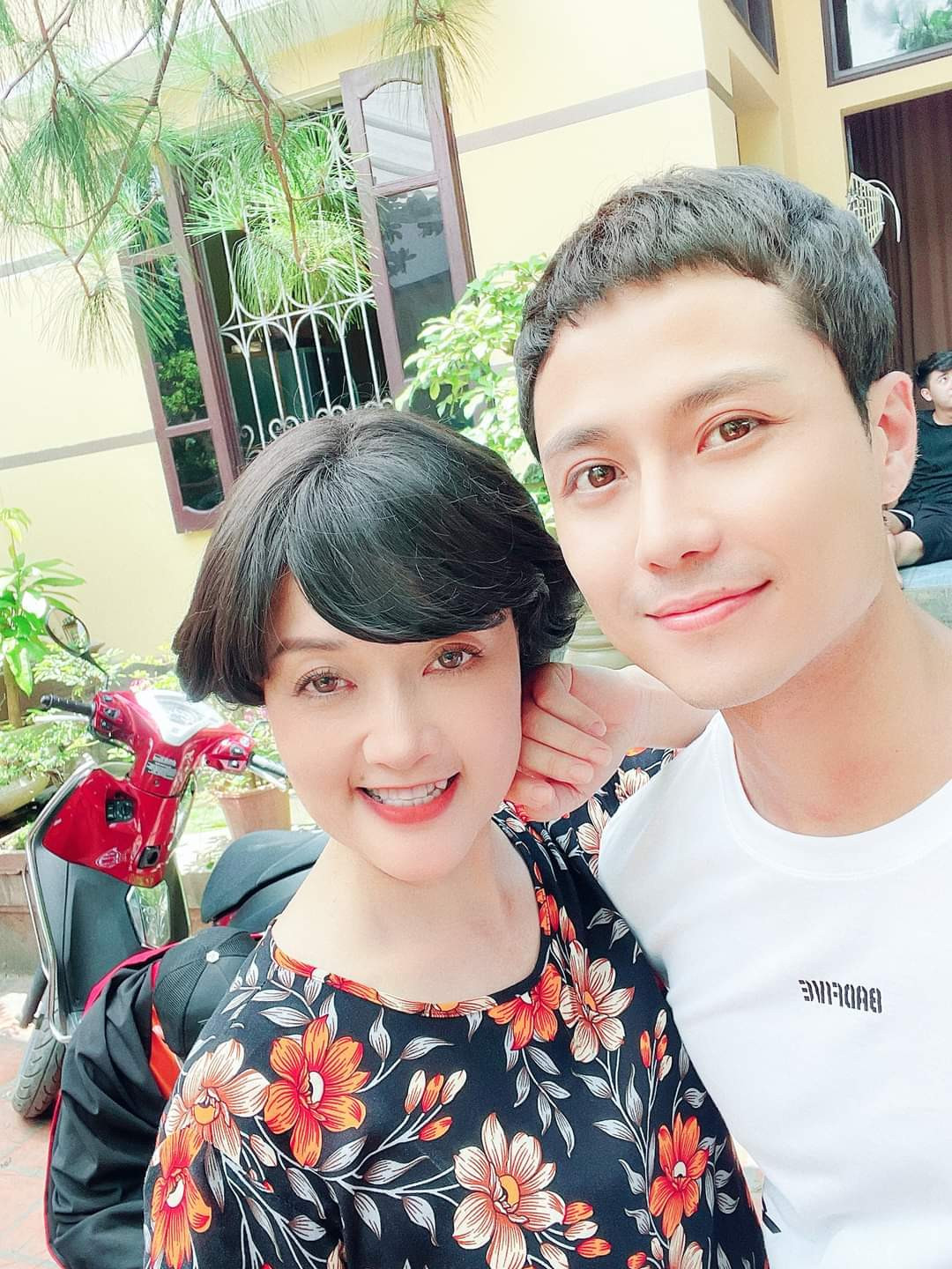 Nghệ sĩ Vân Dung và Thanh Sơn chụp ảnh sau cảnh quay.