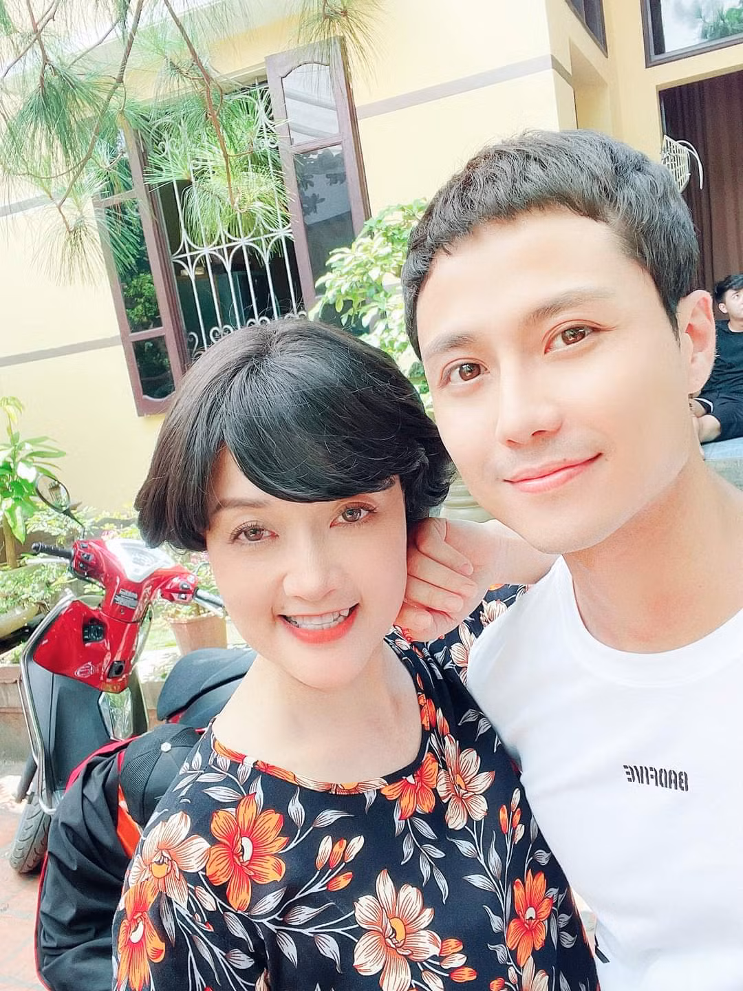 Nghệ sĩ Vân Dung và Thanh Sơn chụp ảnh sau cảnh quay.