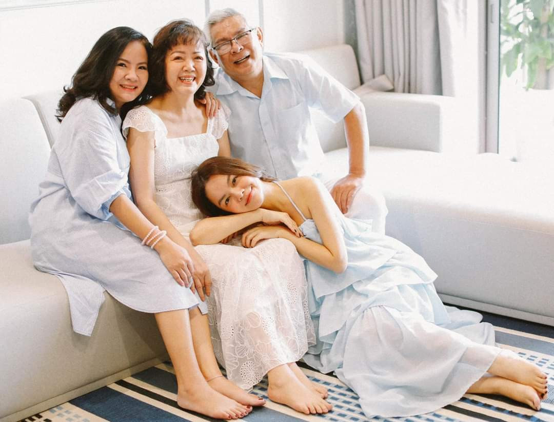 Quỳnh Anh hạnh phúc bên bố mẹ và chị gái.