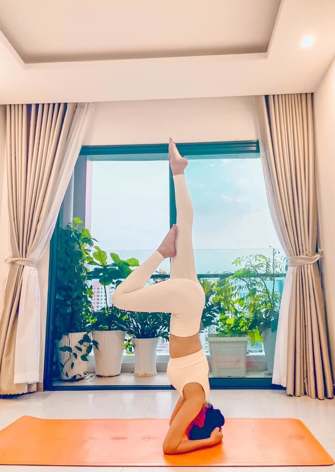 Diễn viên Tường Vi khoe tư thế Yoga khó.
