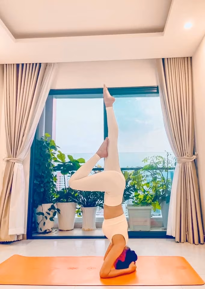 Diễn viên Tường Vi khoe tư thế Yoga khó.