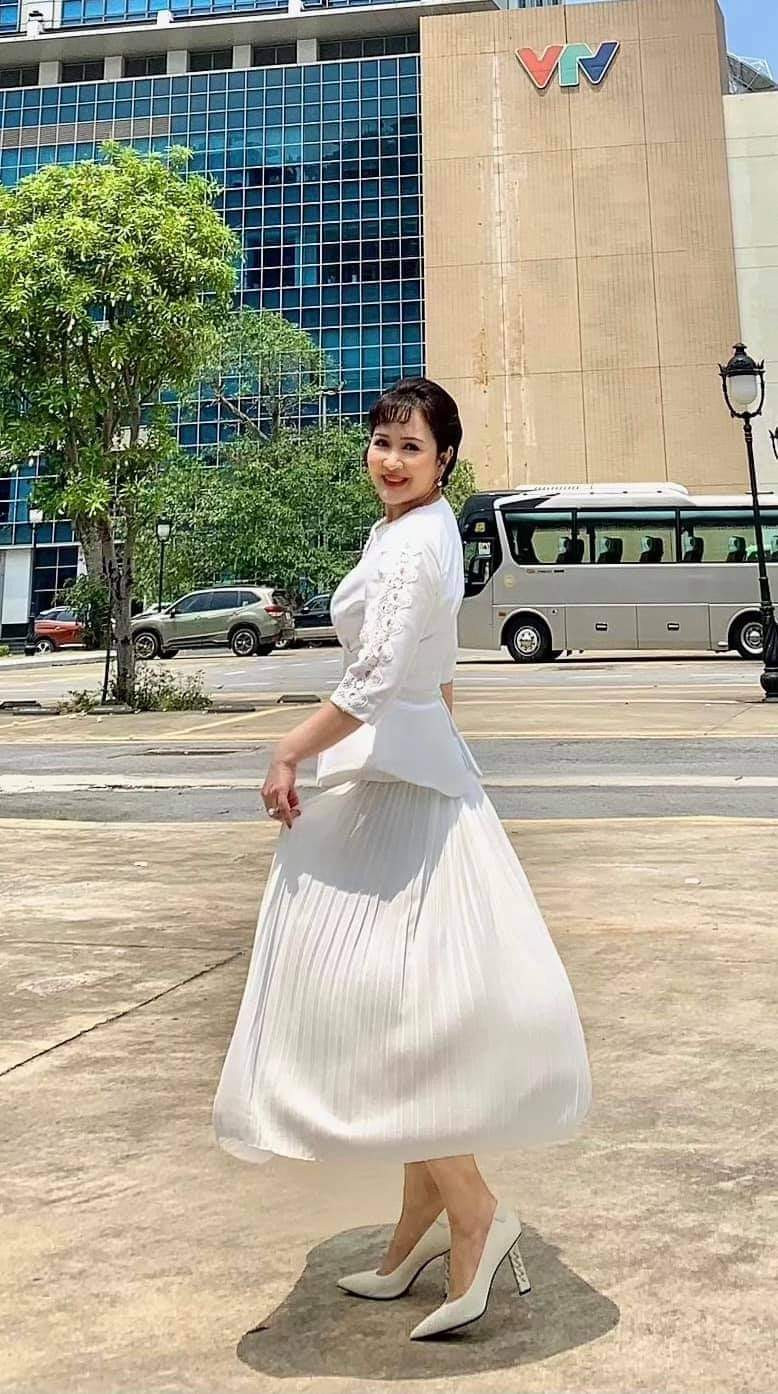 NSND Minh Hoà trẻ trung với trang phục trắng.