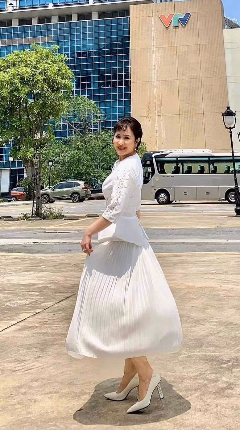 NSND Minh Hoà trẻ trung với trang phục trắng.