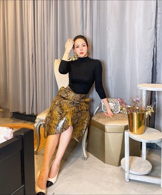 "Tôi rất thích câu nói: Hôm nay thật khắc nghiệt, ngày mai con khắc nghiệt hơn, nhưng nếu bạn cố gắng, ngày kia sẽ là ngày tươi sáng", diễn viên Diễm Hương viết.