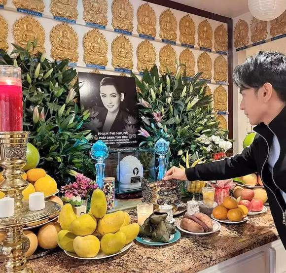 Sao việt hôm nay 7/11: "Tới giờ thật sự Đan Trường vẫn chưa thể tin là Phi Nhung đã mất cả nhà à. Cảm thấy cuộc sống của chúng ta thật vô thường, thật mong manh, mới thấy cười nói ngay trước mặt nhưng có thể ngày mai đã không còn được thấy nhau nữa", Đan Trường viết.