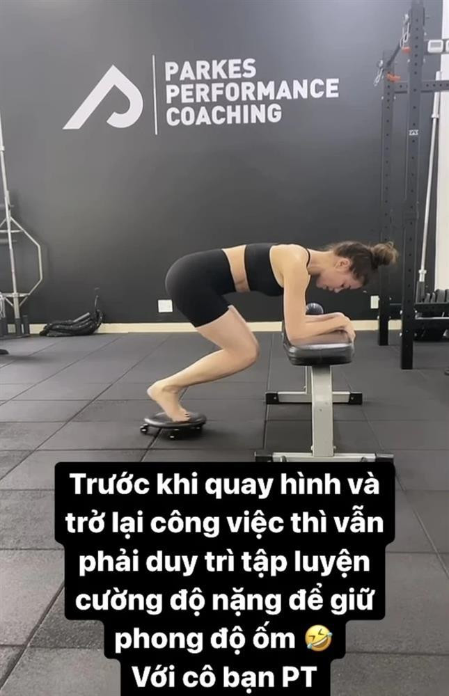 Cụ thể, người đẹp khoe loạt khoảnh khắc đang chăm chỉ luyện tập gym tại nhà kèm theo đó là dòng chú thích: "Trước khi quay hình và trở lại công việc thì vẫn phải duy trì luyện tập cường độ nặng để giữ phong độ ốm".