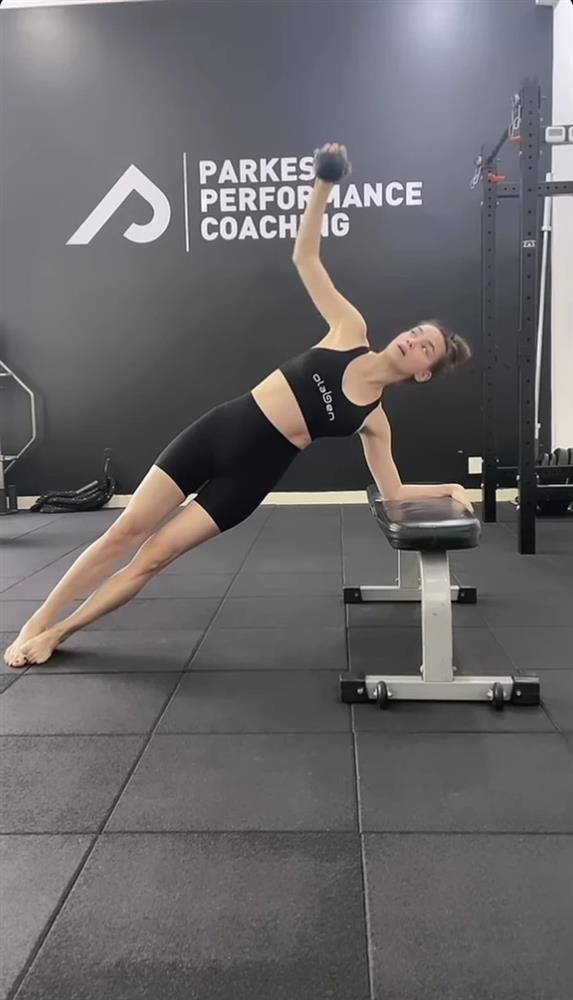 Trong bộ đồ tập, có thể thấy rõ nữ ca sĩ sở hữu thân hình không chút mỡ thừa mà còn chắc cơ và vô cùng thon thả.