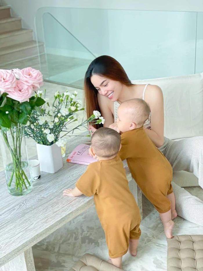 Mặc dù giữ được vóc dáng như thuở còn son thế nhưng Hồ Ngọc Hà vẫn không tránh được những dấu hiệu lão hóa của cơ thể. Nữ ca sĩ từng bị khán giả soi ra trên đầu xuất hiện nhiều sợi tóc bạc. Bản thân cô cũng tự than thở rằng, dường như cô đang bị lão hóa dần theo thời gian: "Suốt ngày búi tóc chăm con, hôm nay được bữa gội đầu hấp tóc, xõa ra không nghĩ nó sắp 'ít' tới nơi rồi".