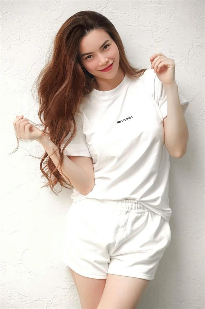 Việc có tóc bạc hay lão hóa sớm không hề ảnh hưởng đến phong độ nhan sắc của Hồ Ngọc Hà.