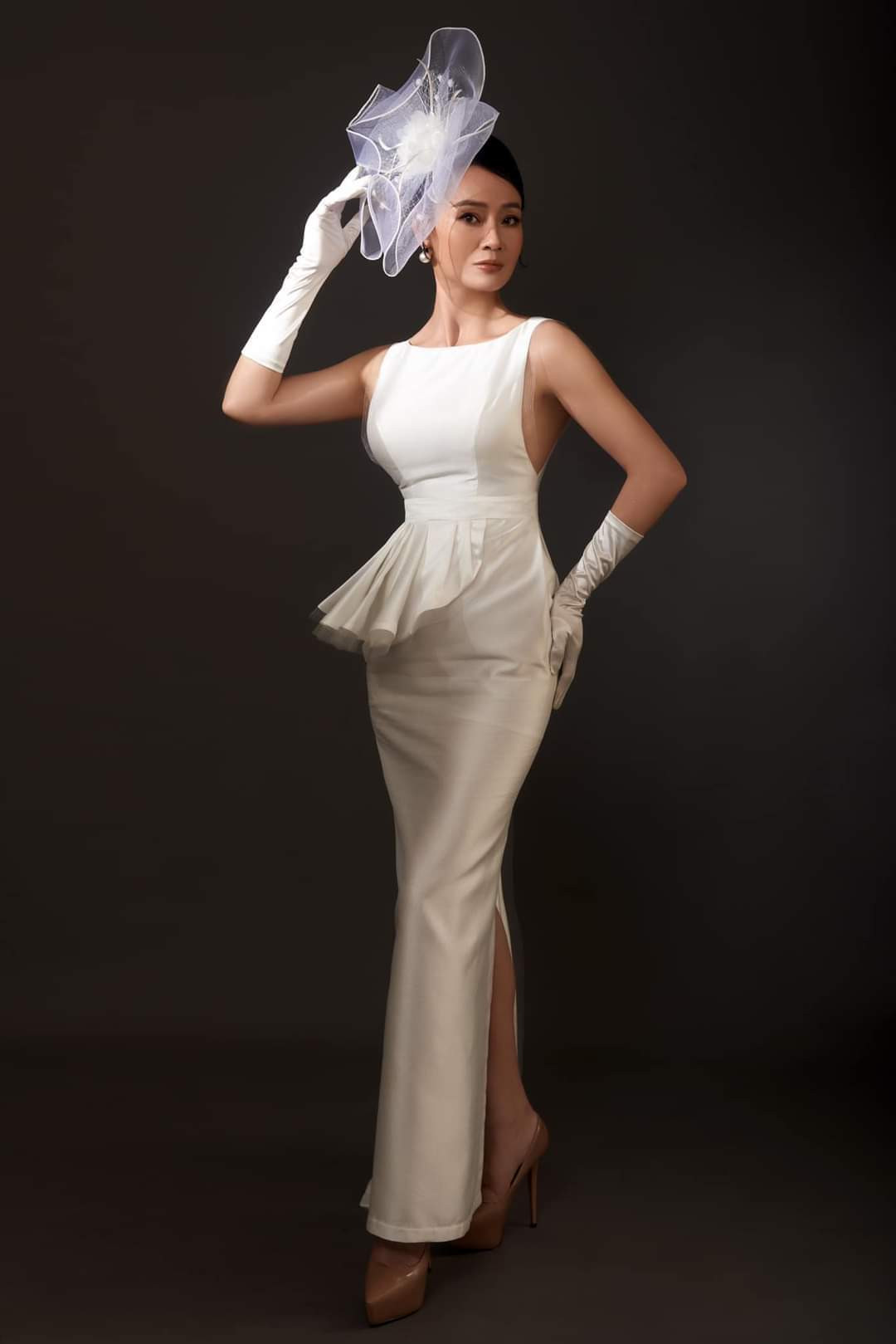 Diễn viên Quách Thu Phương kheo dáng chuẩn.