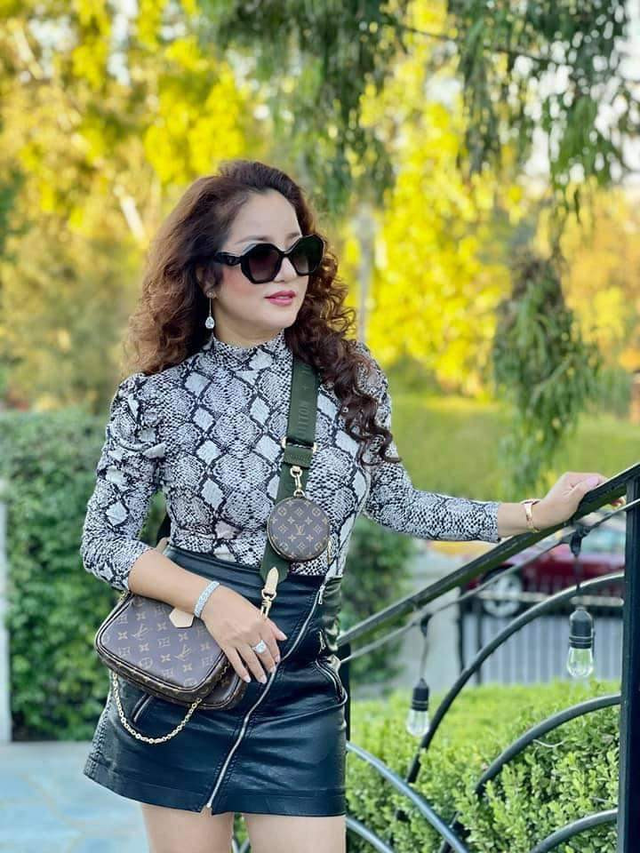 Danh hài Thuý Nga trẻ trung với váy ngắn.