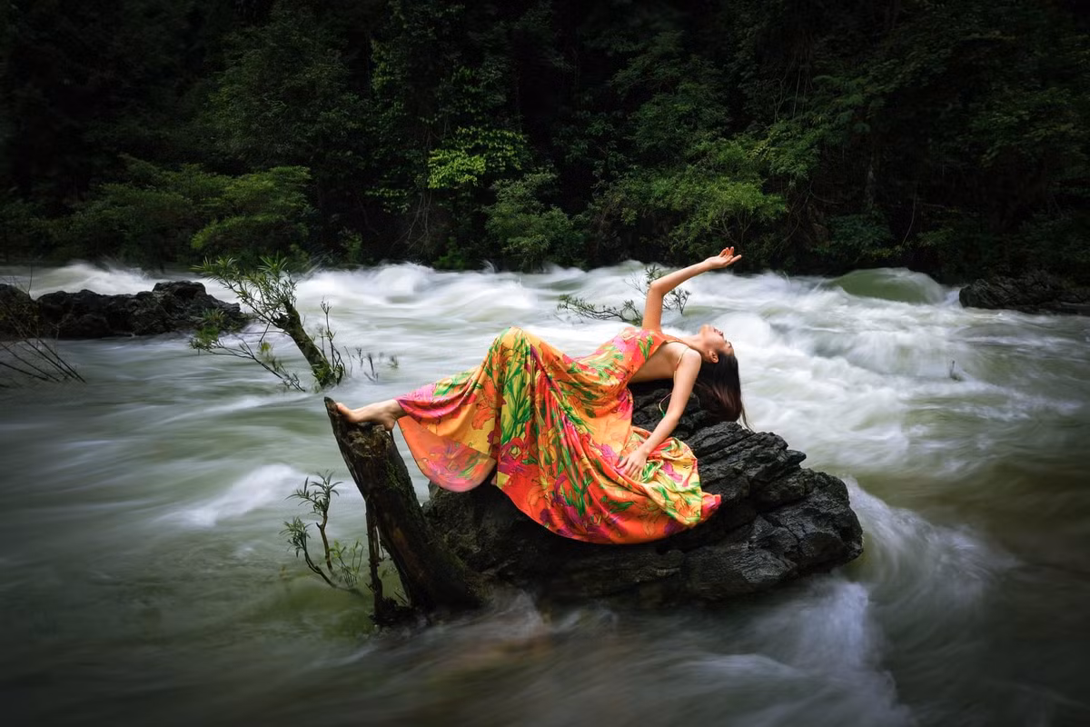 Sao Việt hôm nay 3/11: "Có những khoảng khắc khi mà mọi lo lắng và mất mát đã qua lắng xuống trong sự thảnh thơi và yên bình vô biên của thiên nhiên", Á hậu Hoàng My viết trên trang cá nhân khi trải nghiệm du lịch tại Đồng Hới, Quảng Bình.