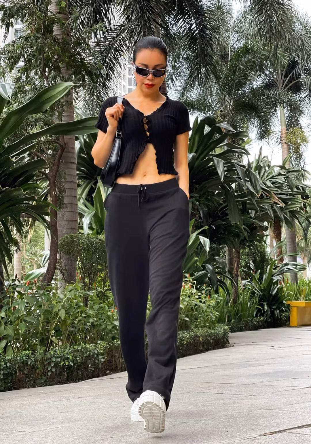 Trà Ngọc Hằng khoe dáng chuẩn mẫu.