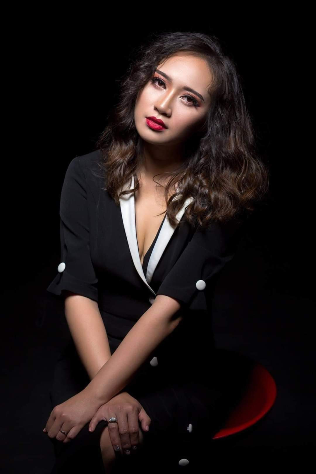 Ca sĩ Khánh Linh đầy suy tư.