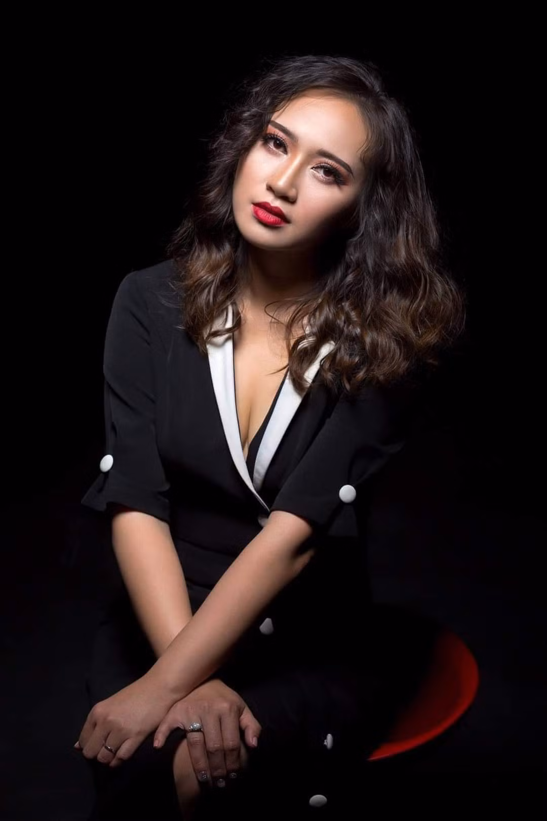 Ca sĩ Khánh Linh đầy suy tư.