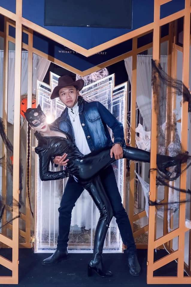 Diễn viên Xuân Nghị hoá cao bồi miền Tây bên Lý Nhã Kỳ.