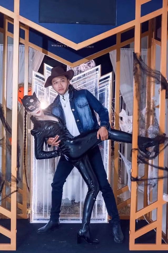 Diễn viên Xuân Nghị hoá cao bồi miền Tây bên Lý Nhã Kỳ.